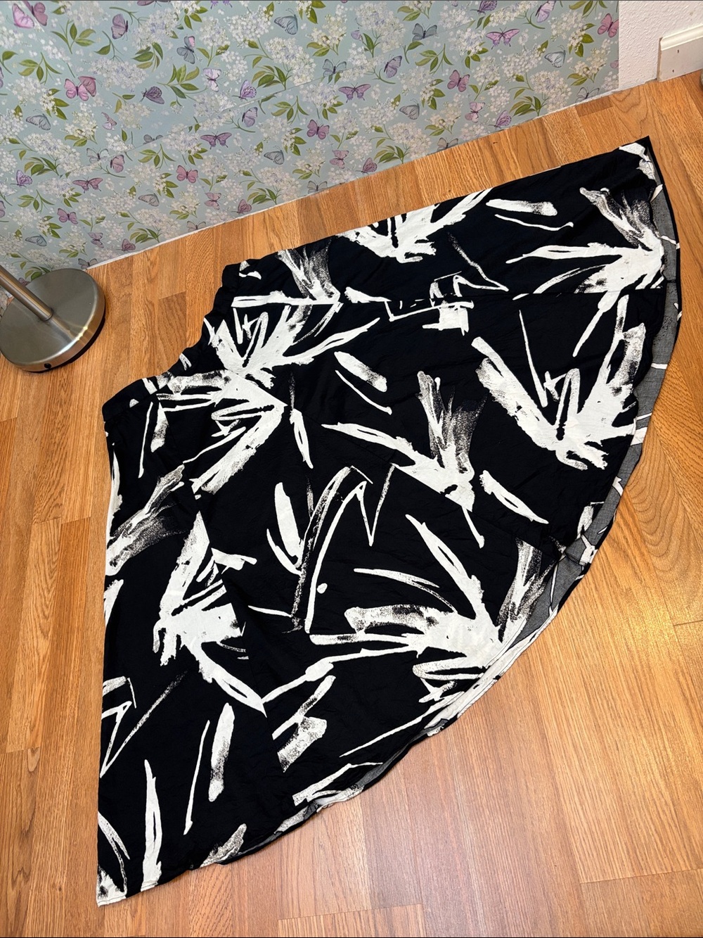 Worthington black and white abstract graphic print midi skirt. Size 18